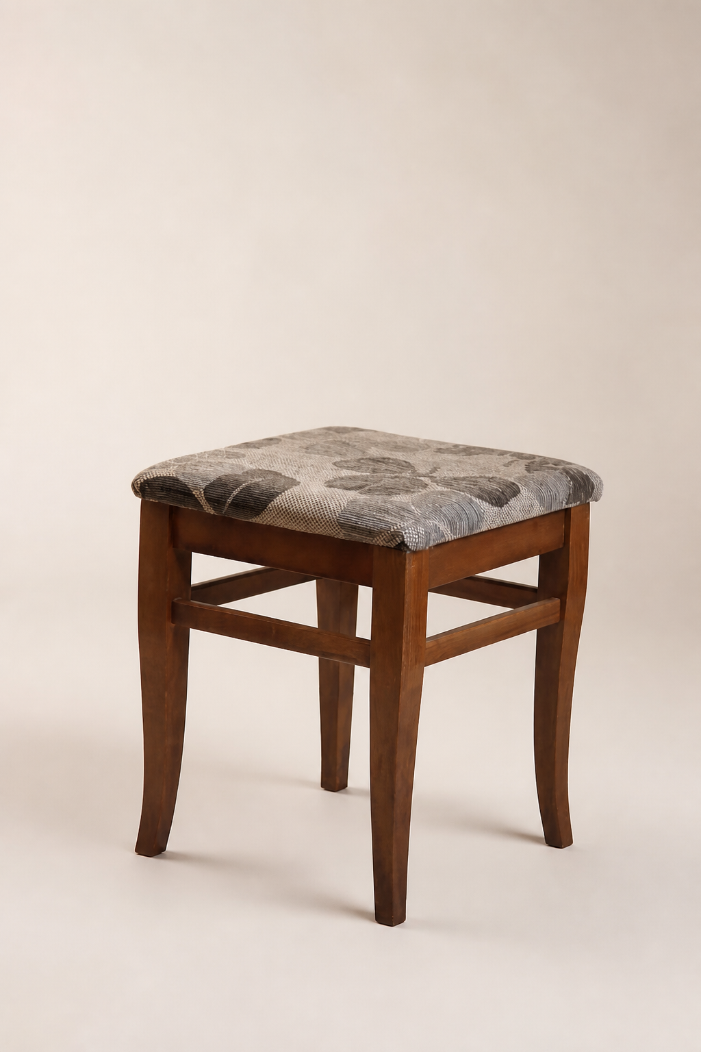 Stool Base — дървен стол за ресторанти и хотели